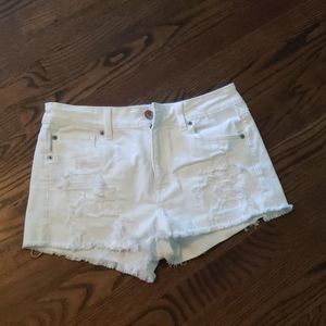 Adorable white ripped shorts